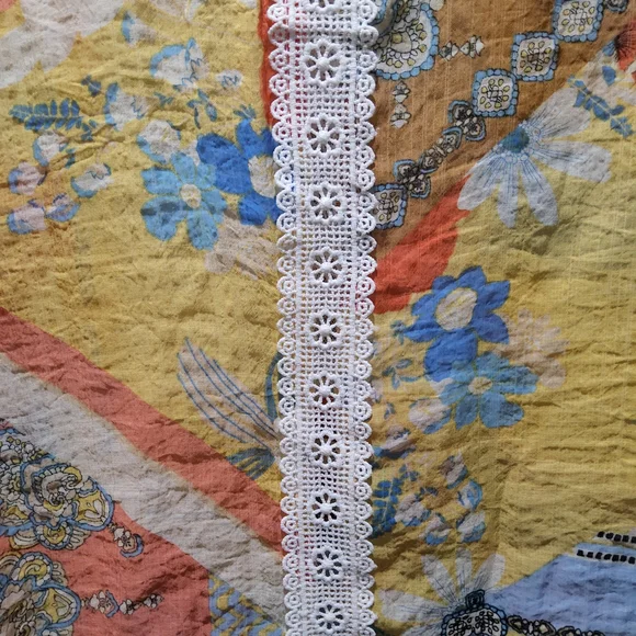 POL Multicolor Blouse with White Lace Accents Size Small NWOT - Picture 4 of 4